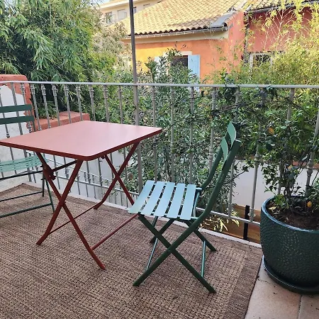 Le Petit Montmartre Chic Centre Ним