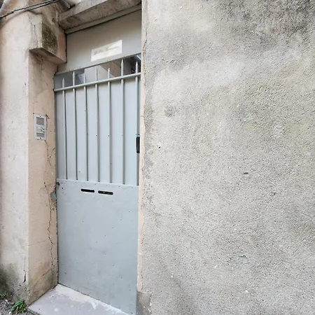Апартаменты Le Petit Montmartre Chic Centre Ним