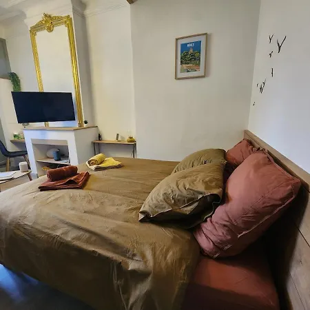 Le Petit Montmartre Chic Centre * Ним